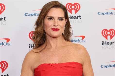 nude pics of brooke shields|Brooke Shields, Christopher Atkins recall uncomfortable naked。